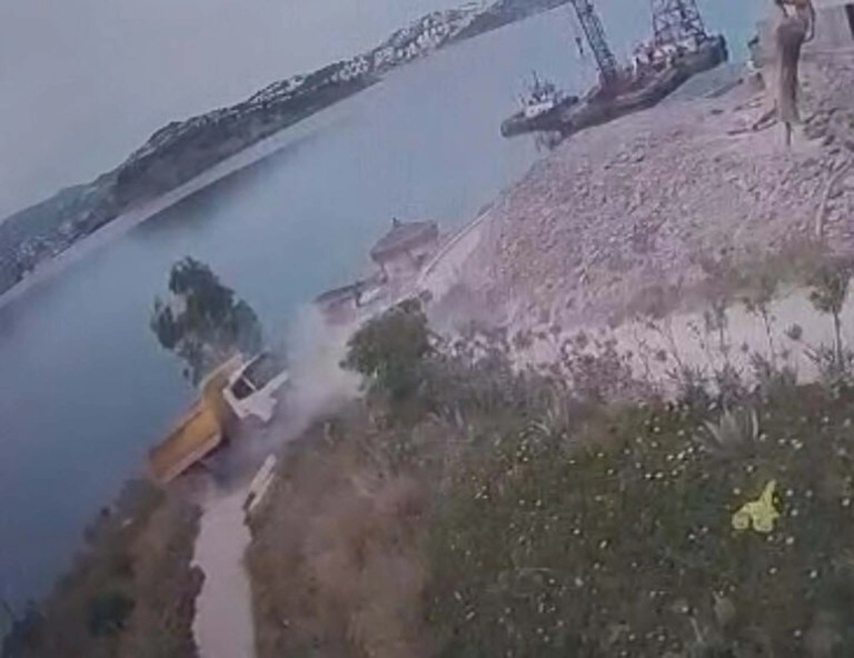 Bodrum'da hafriyat kamyonu deniz kıyısında askıda kaldı