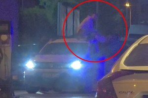 Siirt’te Madde Bağımlısı Şahıs Otomobilin Üzerine Çıktı