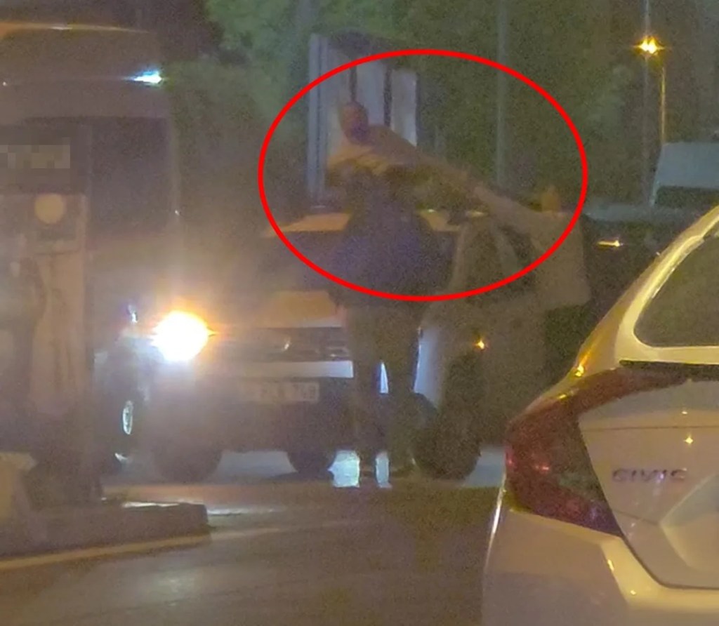 Siirt'te Madde Bağımlısı Şahıs Otomobilin Üzerine Çıktı