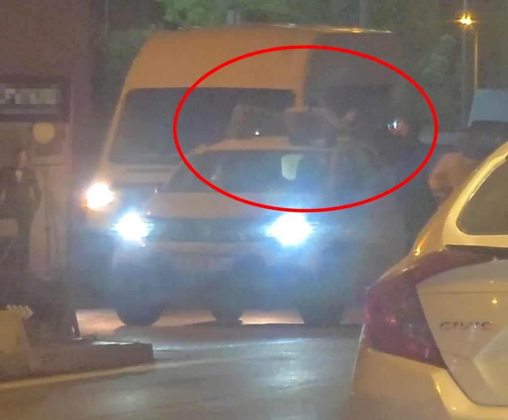 Siirt'te Madde Bağımlısı Şahıs Otomobilin Üzerine Çıktı