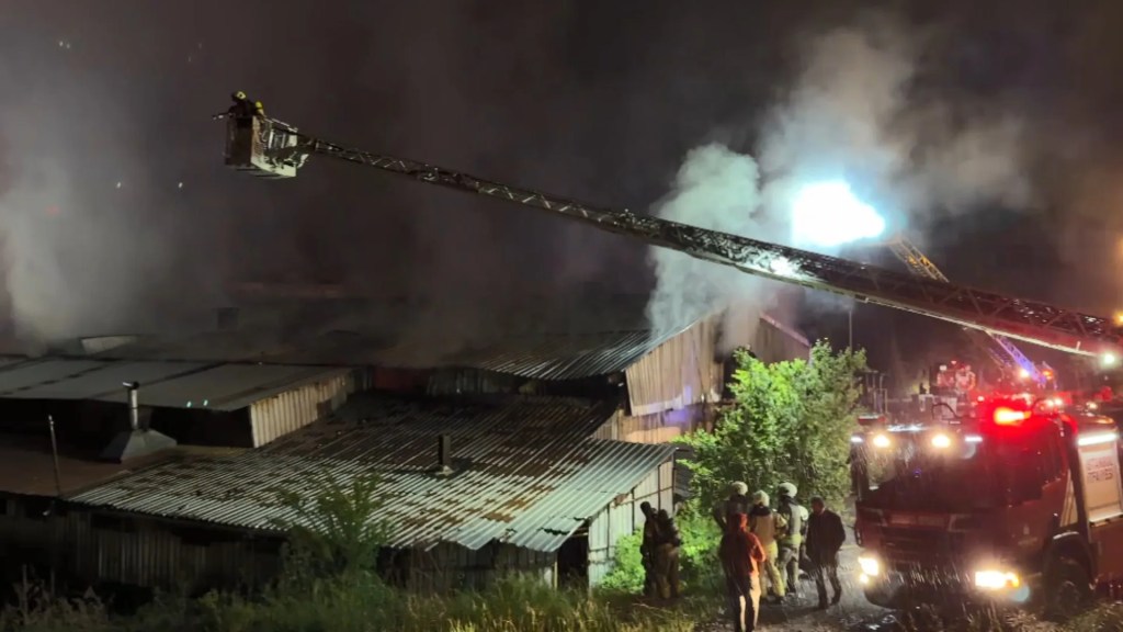 Arnavutköy'de Fabrika Yangınına Müdahale Sürüyor