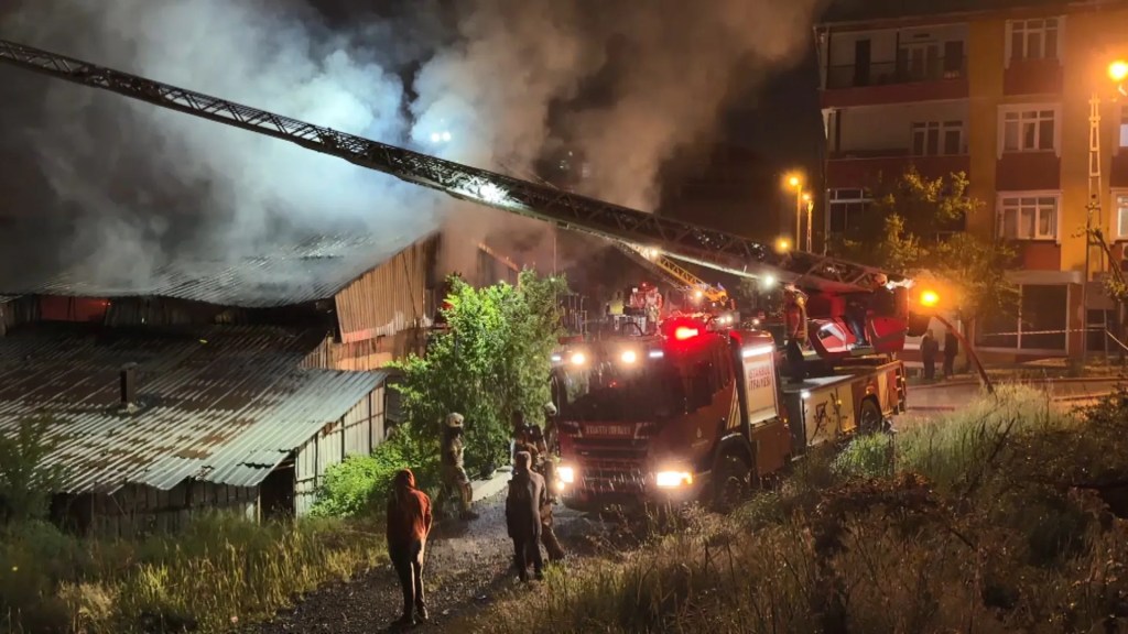 Arnavutköy'de Fabrika Yangınına Müdahale Sürüyor