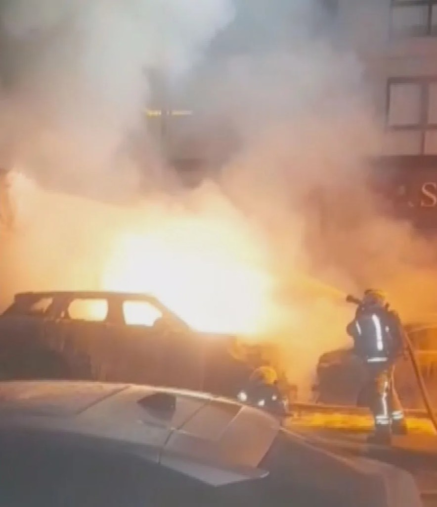Kadıköy'de Oto Galeri Yangını: 4 Araç Zarar Gördü