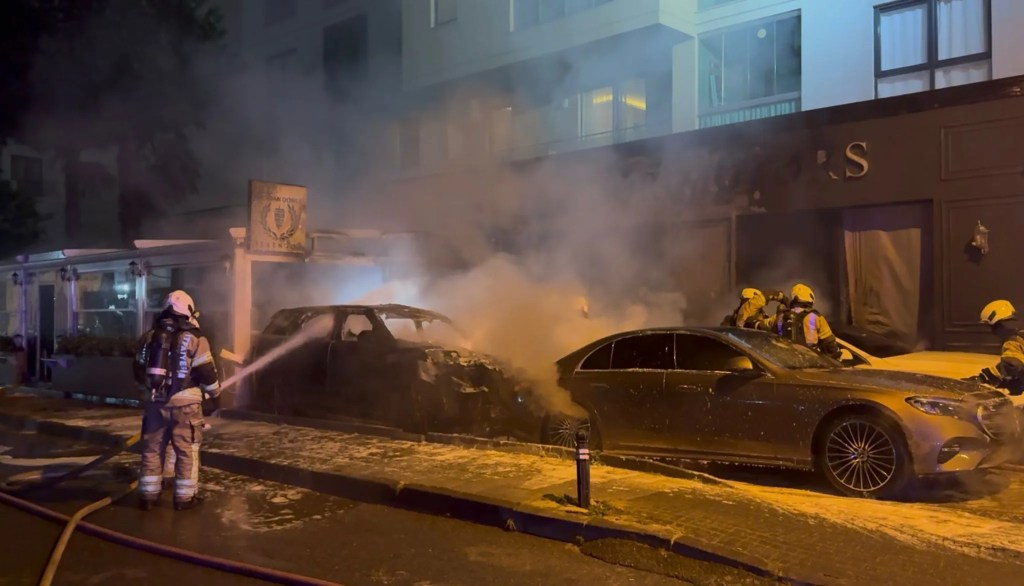 Kadıköy'de Oto Galeri Yangını: 4 Araç Zarar Gördü
