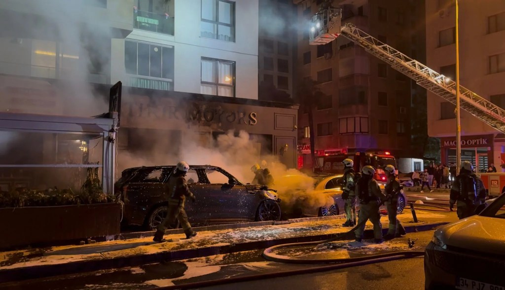 Kadıköy'de Oto Galeri Yangını: 4 Araç Zarar Gördü