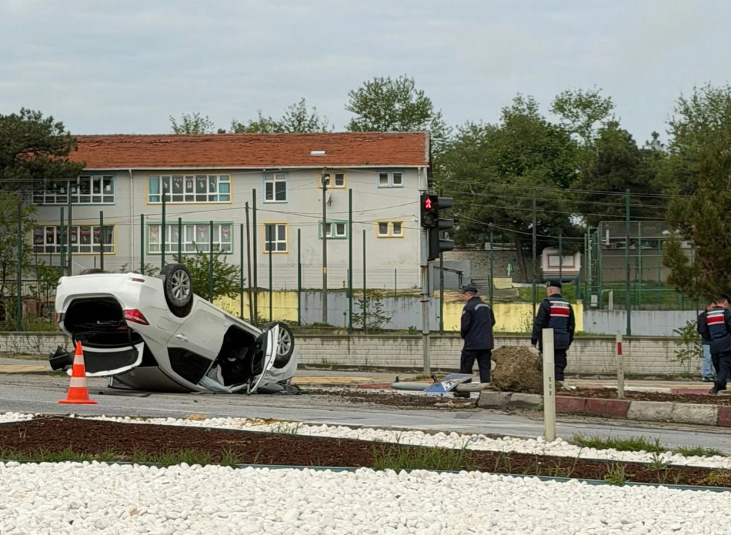 Uzunköprü'de Takla Atan Araç Kazası: Sürücü Yaralı