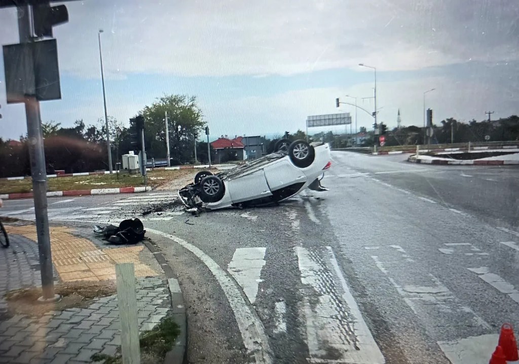 Uzunköprü'de Takla Atan Araç Kazası: Sürücü Yaralı