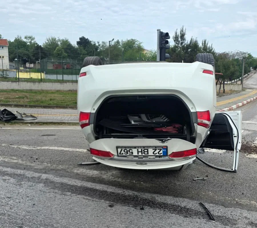 Uzunköprü'de Takla Atan Araç Kazası: Sürücü Yaralı