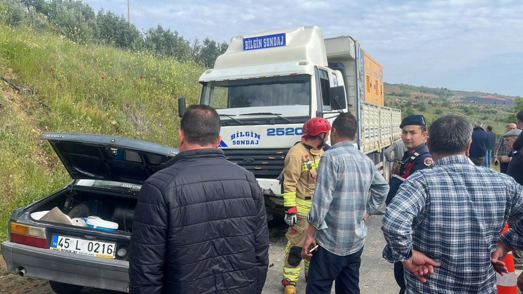 Salihli'de Kamyon ve Otomobil Çarpıştı: Bir Ölü, Bir Yaralı