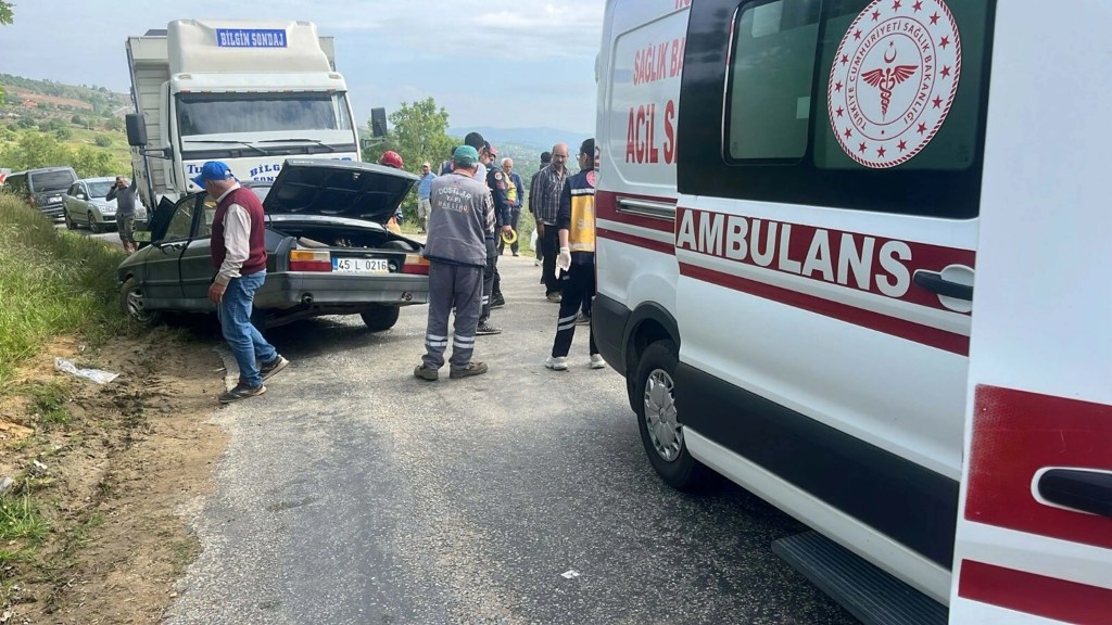 Salihli'de Kamyon ve Otomobil Çarpıştı: Bir Ölü, Bir Yaralı
