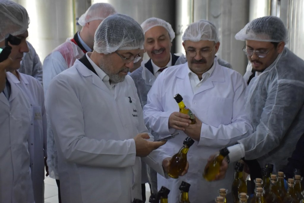 Bakan Yumaklı'nın zeytin fabrikası ziyareti dikkat çekti