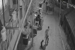 İzmit’te köpeğe vahşet anları kamerada!