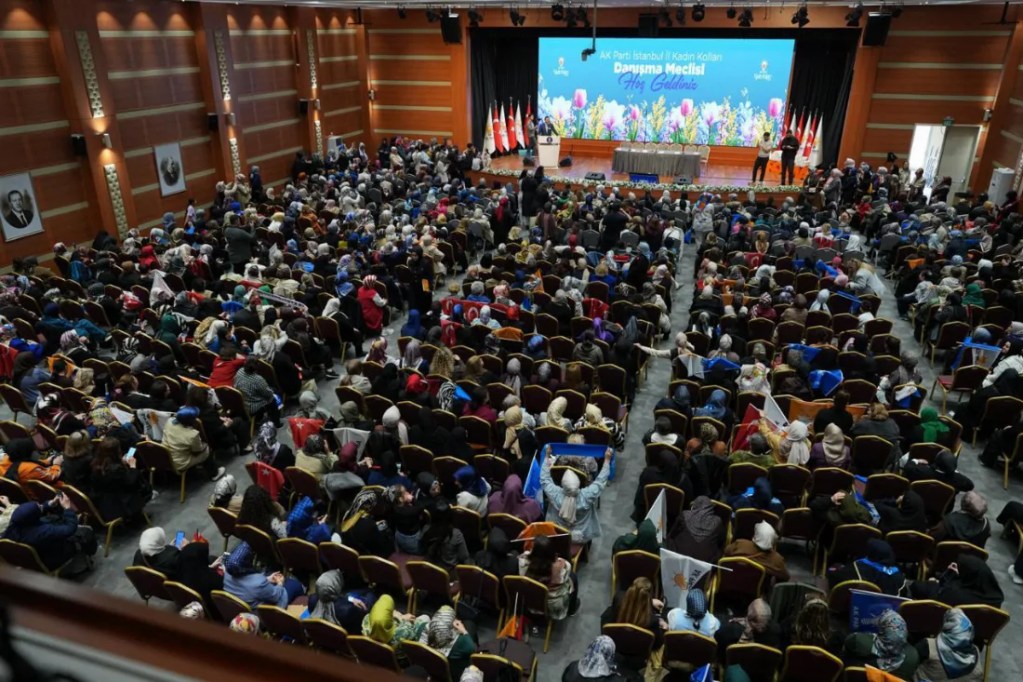 Erdoğan, AK Parti Kadın Kolları'na Destek Verdi