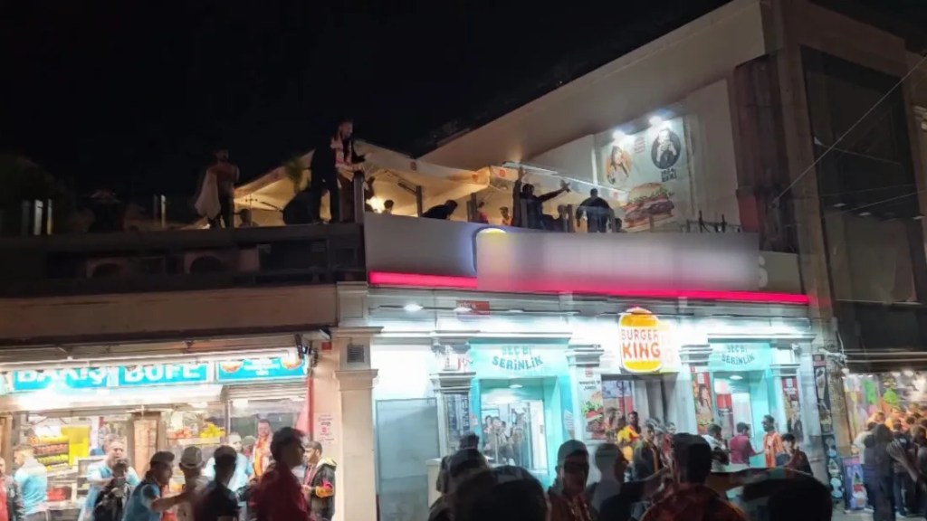Taksim Meydanı'nda kutlamada kavga çıktı!