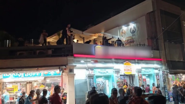 Taksim Meydanı'nda kutlamada kavga çıktı!