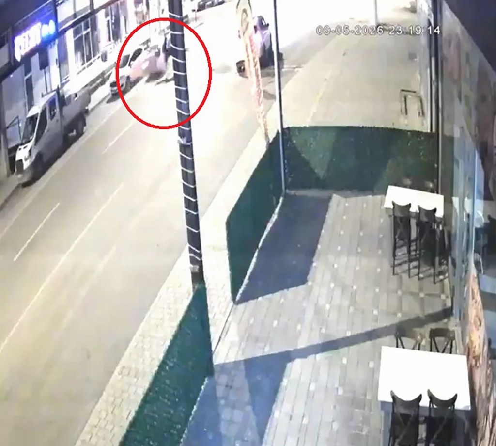 Alkollü sürücü motosikletle çarpıştı, kaza kamerada!
