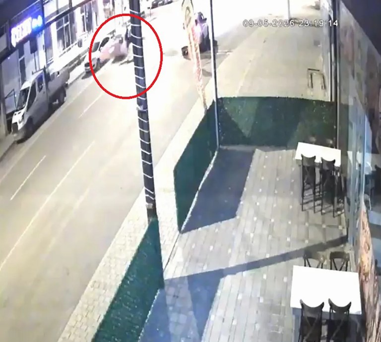 Alkollü sürücü motosikletle çarpıştı, kaza kamerada!