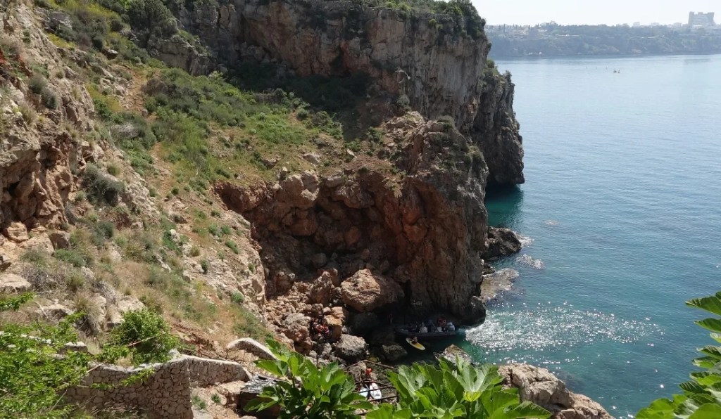 Antalya'da falezlerden düşen balıkçı kurtarıldı!