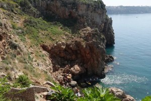 Antalya’da falezlerden düşen balıkçı kurtarıldı!