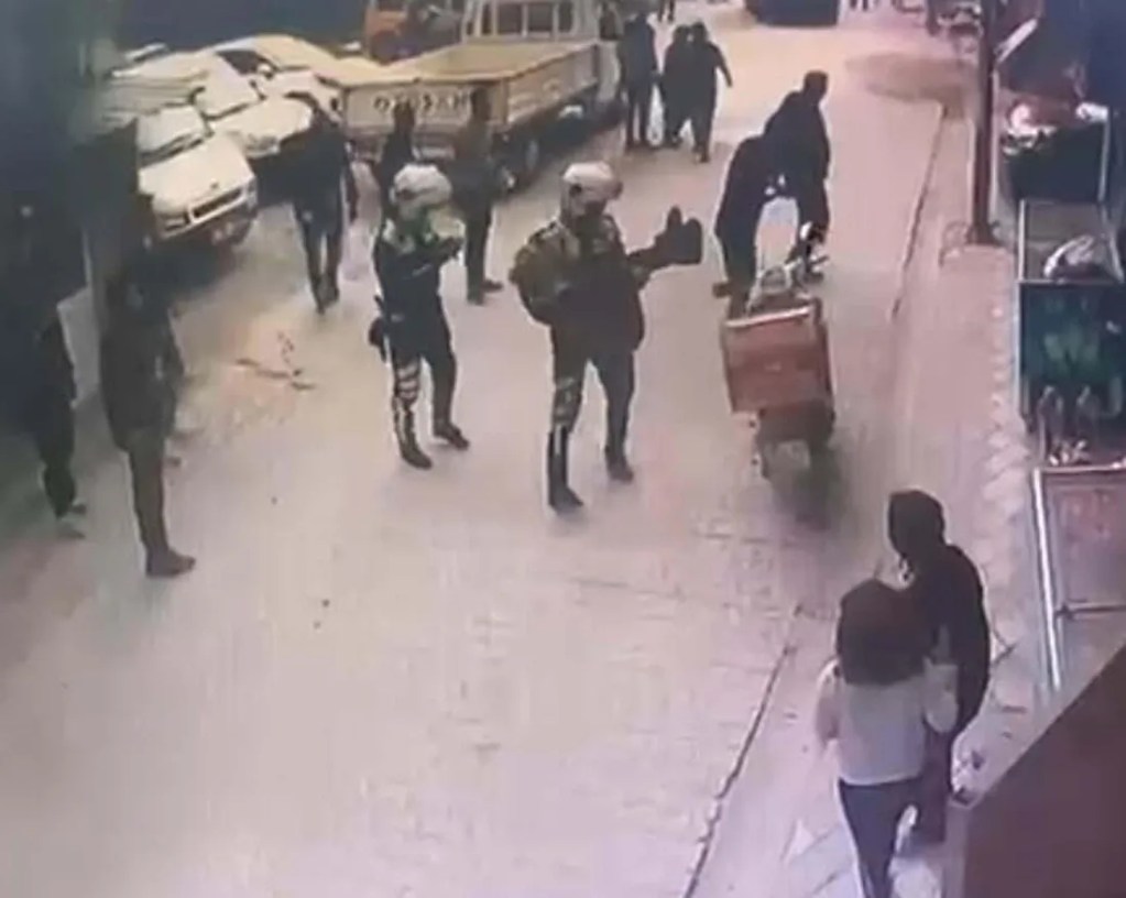 Manisa'da yangında mahsur kalan kadın kurtarıldı!