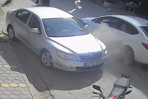 Adana’da otomobil çocuğa çarptı!