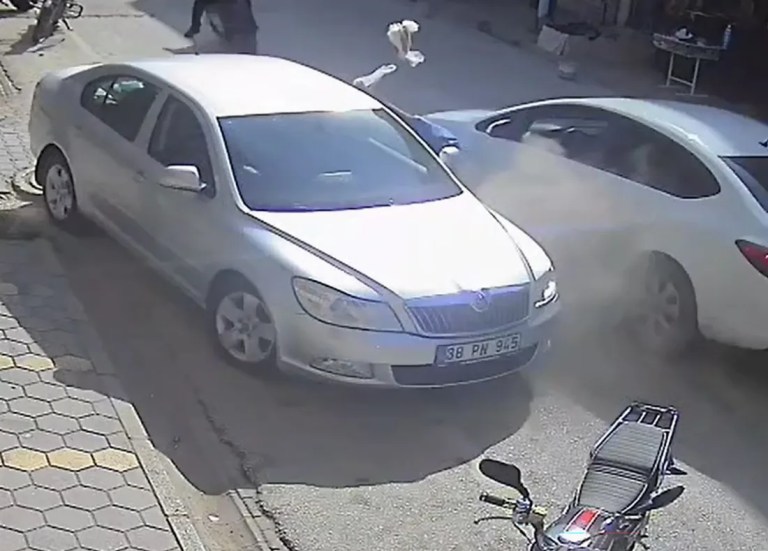 Adana'da otomobil çocuğa çarptı!