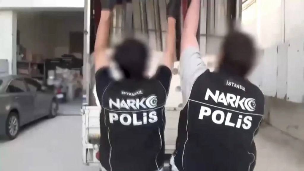 Bağcılar'da kamyonette uyuşturucu operasyonu!