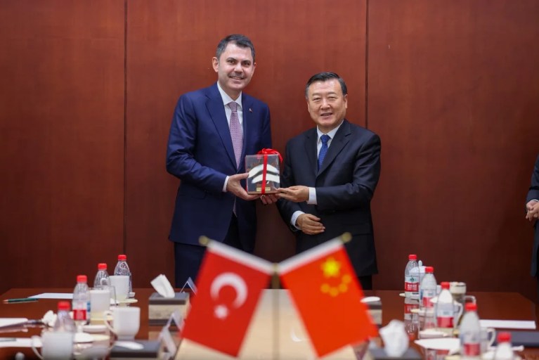 Bakan Kurum Çin'de temaslarda bulundu