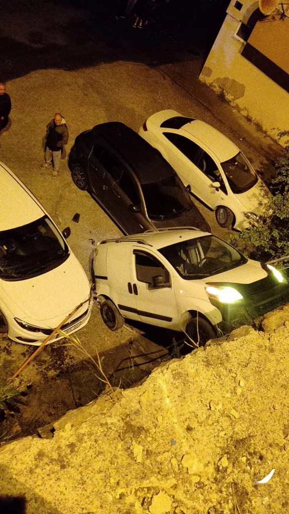 Ereğli'de polisten kaçan araç duvardan düştü!