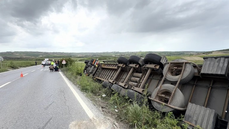 Arnavutköy'de ıslak mendil yüklü TIR devrildi!