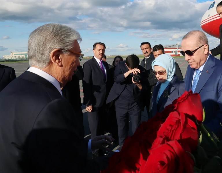 Cumhurbaşkanı Erdoğan Kazakistan'da törenle karşılandı