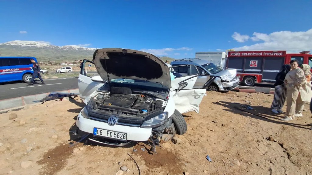 Niğde'de hafif ticari araç kazası: 7 yaralı!