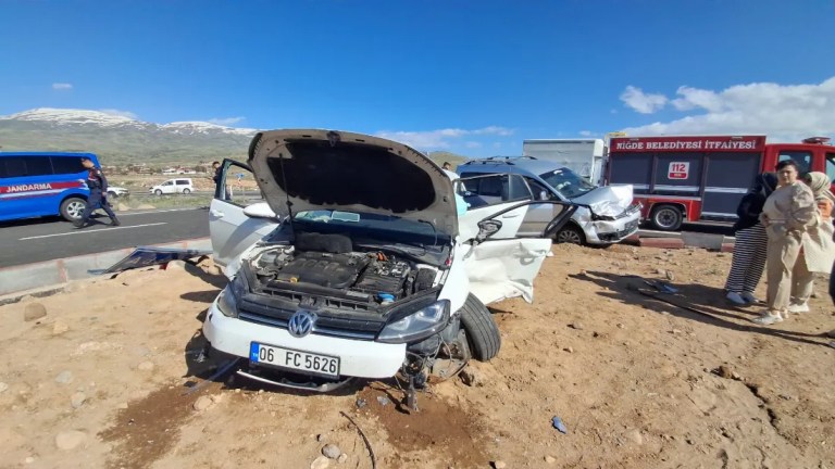 Niğde'de hafif ticari araç kazası: 7 yaralı!
