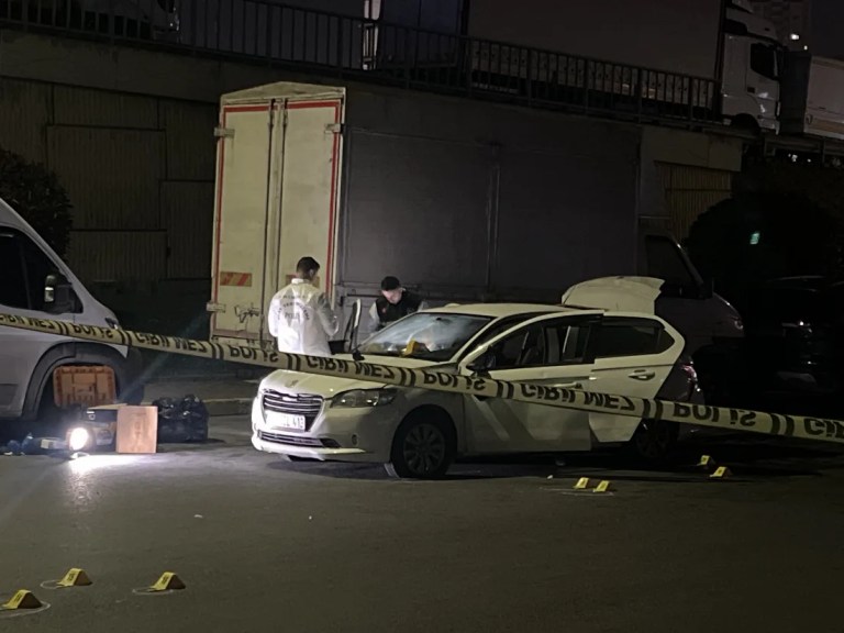 Küçükçekmece'de polisten kaçanlar kaza yaptı!