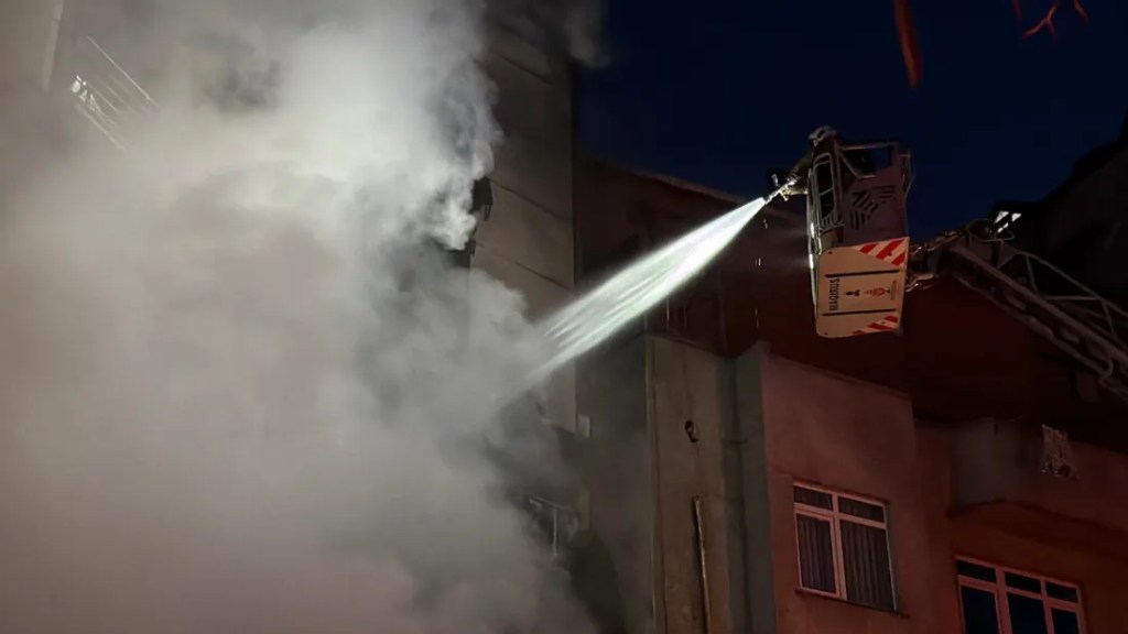 Şişli'de motosiklet yangını paniğe neden oldu!