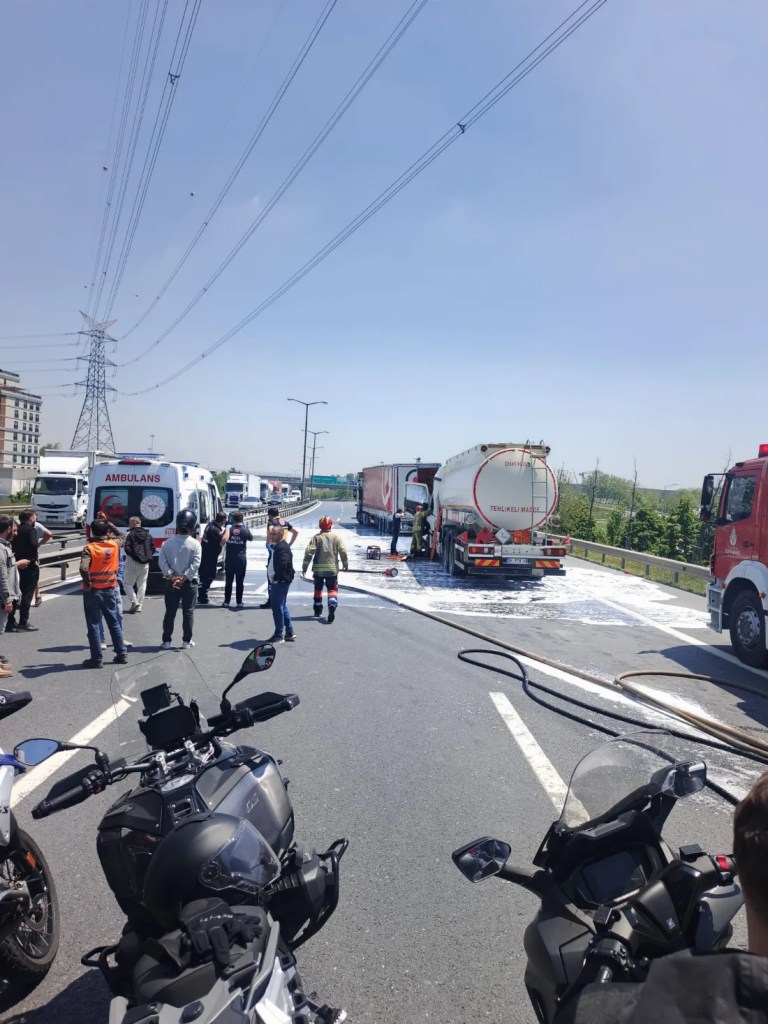 Esenyurt'ta tanker ve TIR çarpıştı!