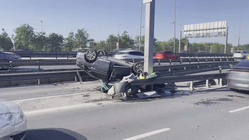 Küçükçekmece'de otomobil bariyerlere çarptı!