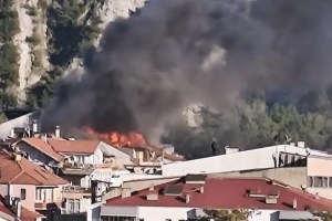 Amasra’da 5 katlı binanın çatısı yandı!