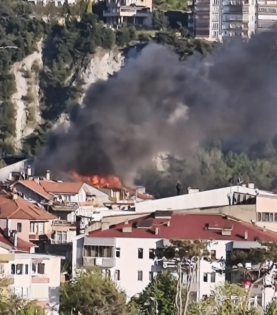 Amasra'da 5 katlı binanın çatısı yandı!