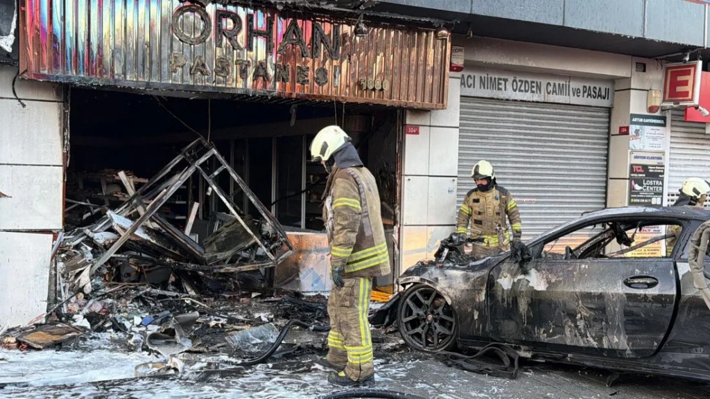 Şişli'de otomobil iş yerine girdi, yangın çıktı!