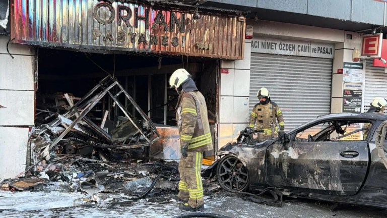 Şişli'de otomobil iş yerine girdi, yangın çıktı!