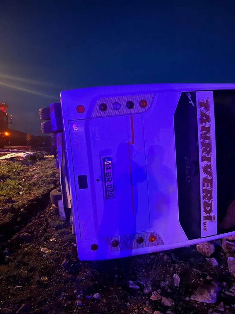Sivas'ta midibüs devrildi, 25 taraftar yaralandı!