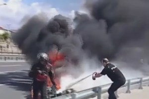 Zeytinburnu’nda motosiklet alev aldı!