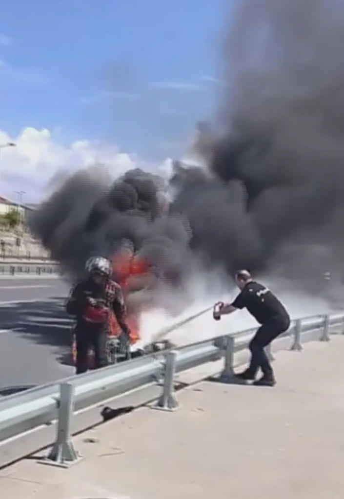 Zeytinburnu'nda motosiklet alev aldı!