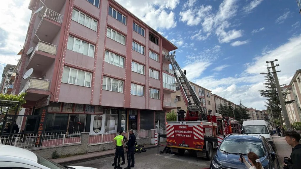 Eskişehir'de Yangında Mahsur Kalan Kadın Yaralandı!