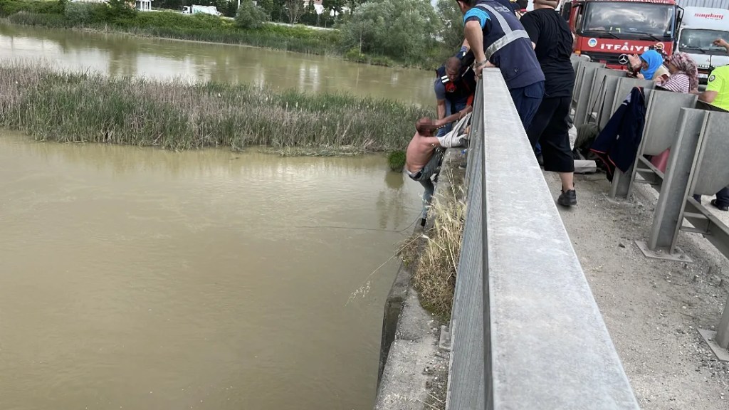 Sakarya'da köprüde tehlikeli anlar!