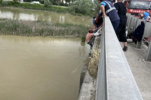 Sakarya’da köprüde tehlikeli anlar!