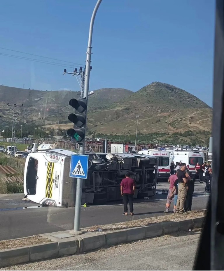 Mersin'de öğrenci servisi devrildi!