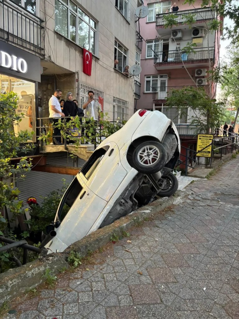 Beyoğlu'nda alkollü sürücü kaza yaptı!