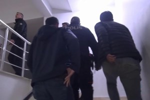 Erzurum’da genç, anneannesini rehin aldı!